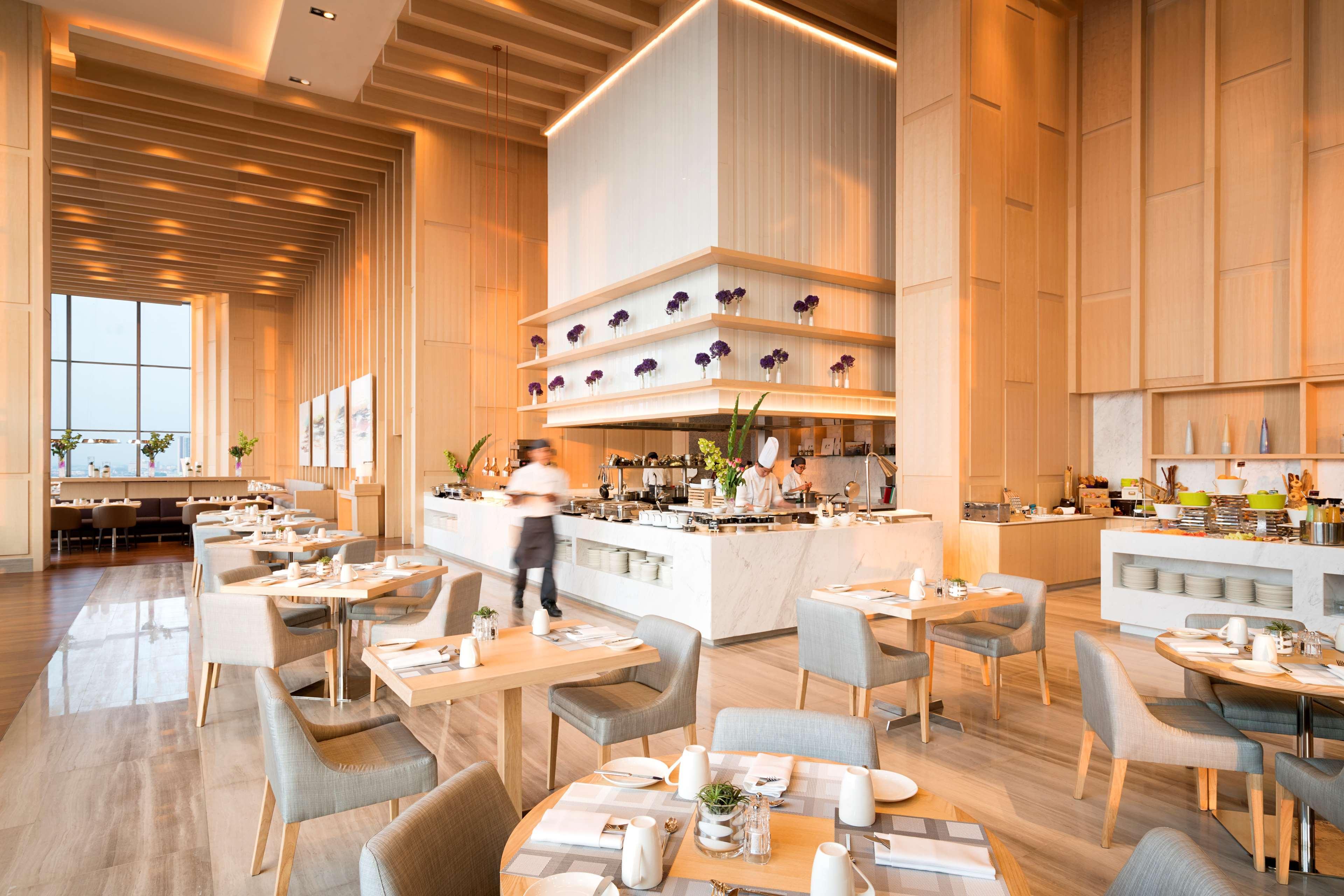 Avani Plus Riverside Bangkok Hotel Exterior photo The restaurant