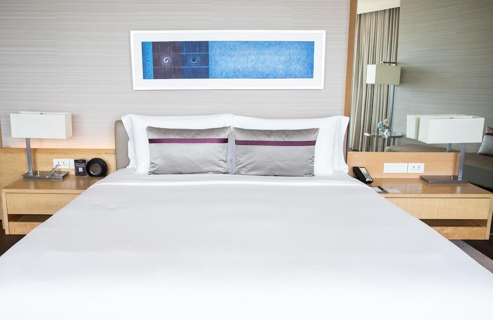 Avani Plus Riverside Bangkok Hotel Exterior photo A bed with a white sheet