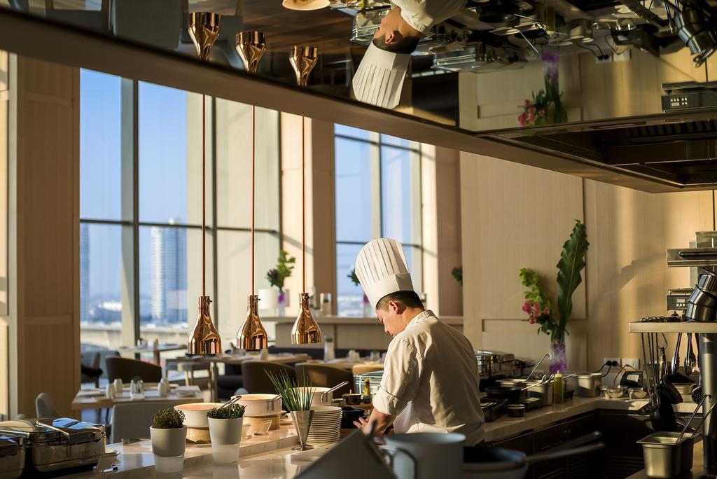 Avani Plus Riverside Bangkok Hotel Exterior photo A chef at work