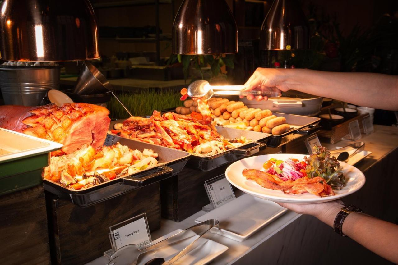Avani Plus Riverside Bangkok Hotel Exterior photo A buffet