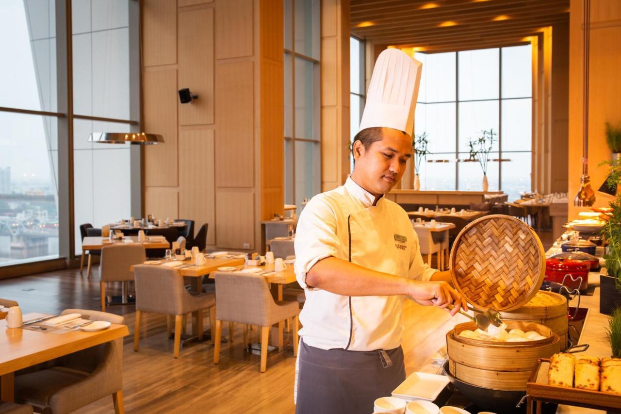 Avani Plus Riverside Bangkok Hotel Exterior photo A chef at work