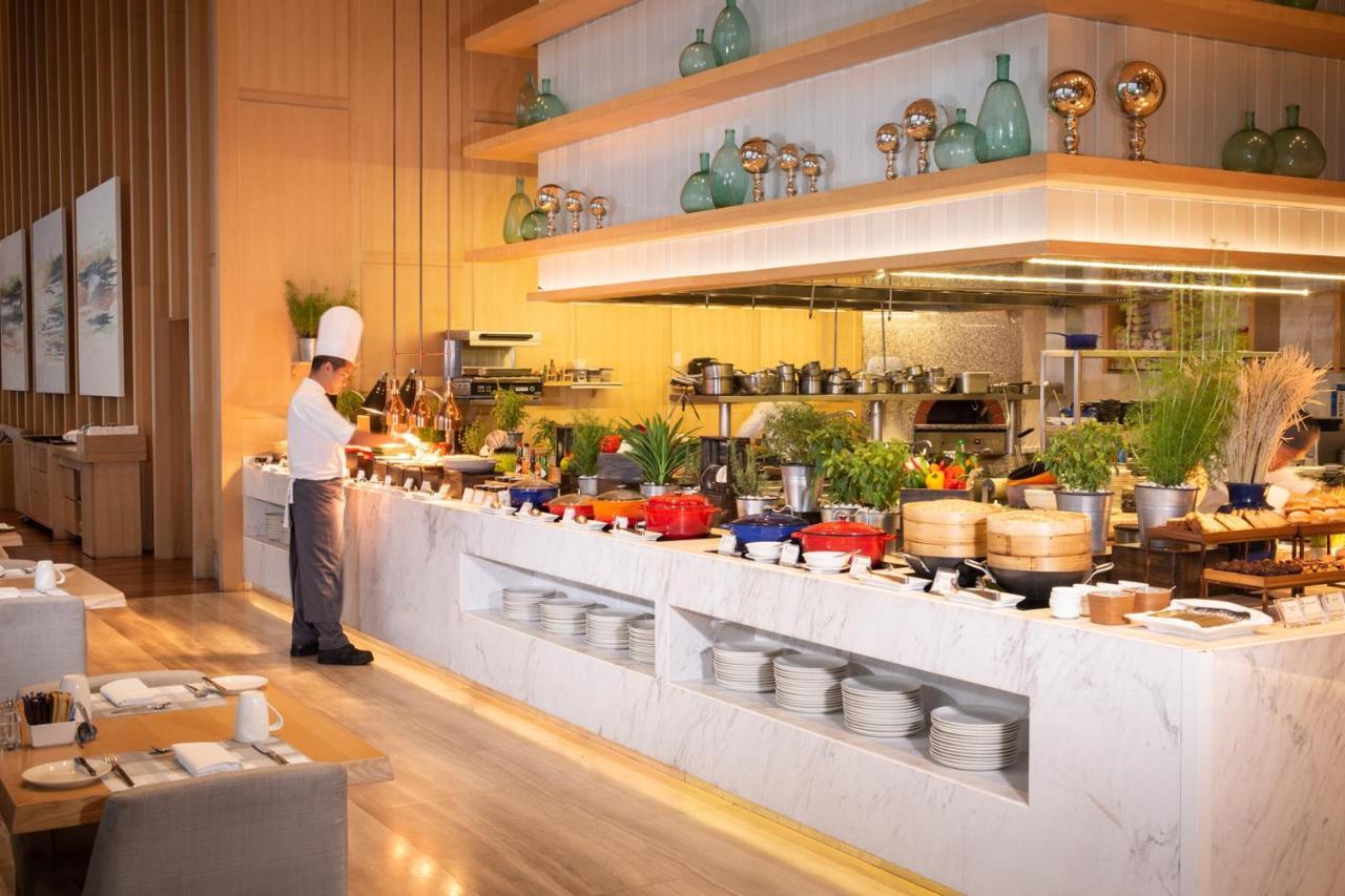 Avani Plus Riverside Bangkok Hotel Exterior photo The buffet at the hotel
